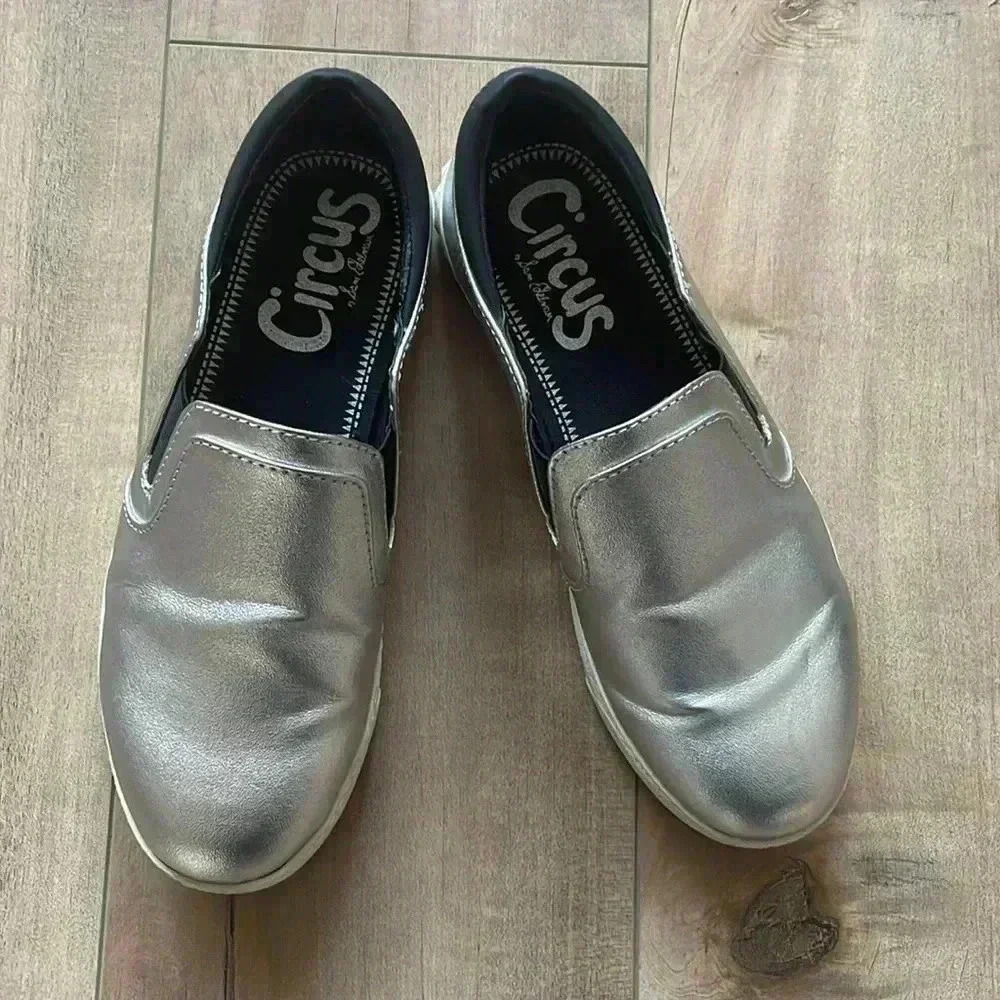 4/$25 Circus by Sam Edelman Cruz Slip-On in Silver/Black Sz 5 - Picture 2 of 6